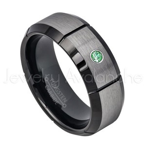 0,07 kt smaragd solitaire wolfraamring, geboortesteen mei, 8 mm geborstelde afwerking zwart IP comfort fit tweekleurige wolfraam trouwring