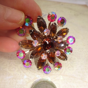 Twee Juliana Style 1950 AB Crystal Rhinestone Broche Pins die samen verkopen, Circa 1950, foto&#39;s