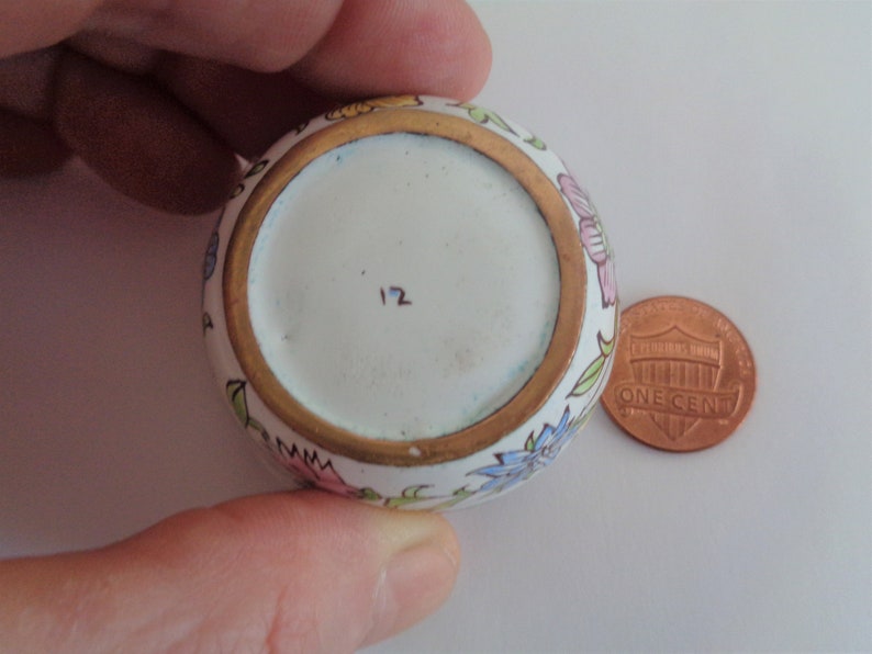 Pics Easter Gift Mint Vintage Chinese Hand Painted White Enamel 1.75 Circular Floral Ring Box Pill Container For Her Knick Knack