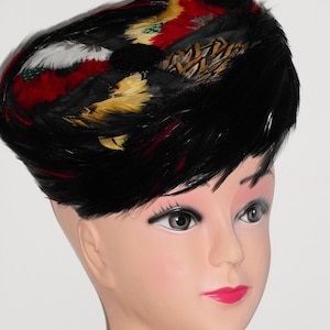 Cappello di piume vintage anni '50, berretto da donna con piume colorate, si adatta alla parte superiore o laterale della testa con spilla. Misura del cappello da 20 pollici, la spilla è usata, perfetto, foto