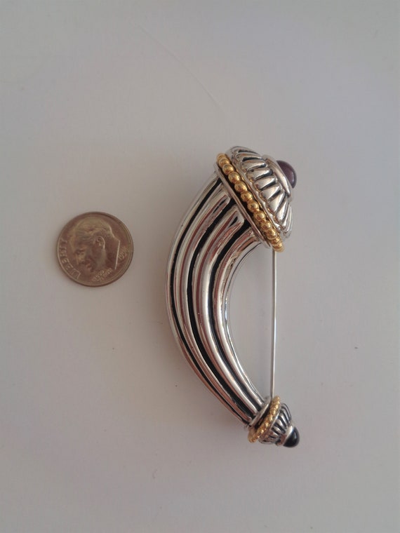 1546. Broche vieux ornée de grenats
