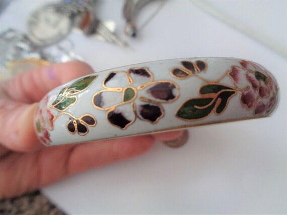 Vintage White Floral Cloisonné Hinge Bracelet, .5… - image 6