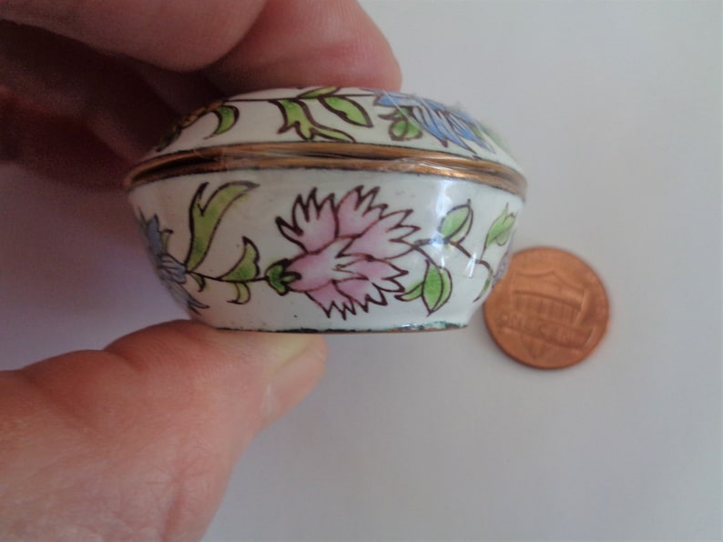 Pics Easter Gift Mint Vintage Chinese Hand Painted White Enamel 1.75 Circular Floral Ring Box Pill Container For Her Knick Knack