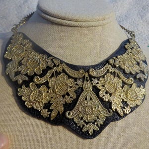 Vintage schwarzes Leder und vergoldete Bib Kragen Halskette, OOAK, Artisan Lätzchen, Gothic Lätzchen, Nachtwäsche, Geschenk, Bilder