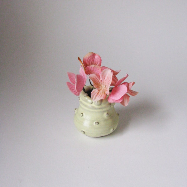 Pequeño jarrón de cerámica amarilla / pastel amarillo ventana de madera jarrón / florero de brote de resorte