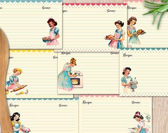 Op de afbeelding: Set van acht vintage-stijl receptkaarten met illustraties van vrouwen in de keuken. Elke kaart heeft een lichtblauwe, roze of gele rand met witte stippen en een geregeerd schrijfgebied voor recepten. De tekst "Recept" en "Serveren" staat op elke kaart gedrukt.