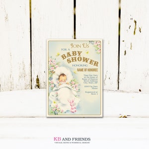 Puede incluir: Una invitaci&oacute;n de estilo vintage para un baby shower con fondo azul y flores rosas y blancas. La invitaci&oacute;n presenta un beb&eacute; en una manta blanca con un conejito rosa. El texto de la invitaci&oacute;n dice "&Uacute;nete a nosotros para un baby shower en honor a [Nombre del homenajeado]"
