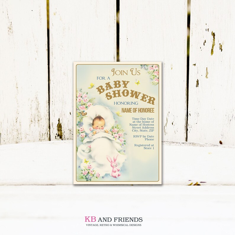 Puede incluir: Una invitaci&oacute;n de estilo vintage para un baby shower con fondo azul y flores rosas y blancas. La invitaci&oacute;n presenta un beb&eacute; en una manta blanca con un conejito rosa. El texto de la invitaci&oacute;n dice "&Uacute;nete a nosotros para un baby shower en honor a [Nombre del homenajeado]"
