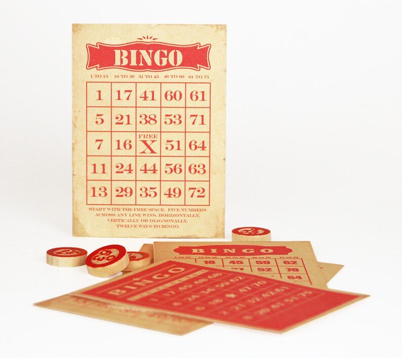 K&ouml;nnte beinhalten: Eine Bingo-Karte im Vintage-Stil mit roten Zahlen auf braunem Hintergrund. Die Karte enth&auml;lt die Zahlen 1, 17, 41, 60, 61, 5, 21, 38, 53, 71, 7, 16, "FREE", 51, 64, 11, 24, 44, 56, 63, 13, 29, 35, 49, 72. Die Karte enth&auml;lt auch den Text "BINGO" oben und Anweisungen zum Spielen des Spiels.