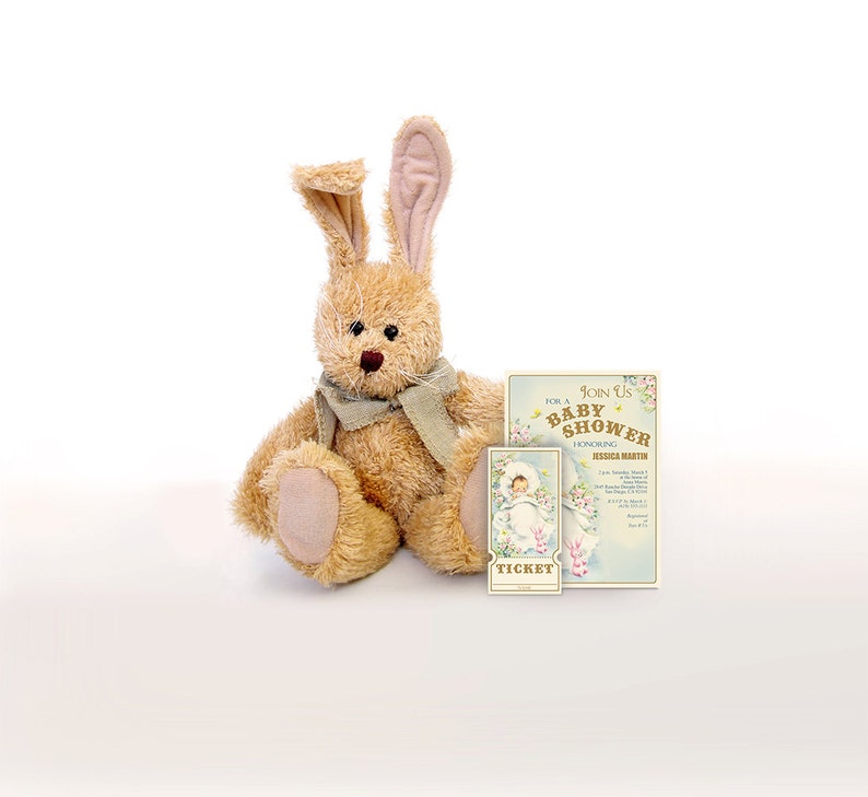 Puede incluir: Un juguete de peluche de conejo marr&oacute;n con una bufanda gris se sienta junto a una invitaci&oacute;n a una fiesta de bienvenida al beb&eacute; con el texto "Join Us For A Baby Shower Honoring Jessica Martin".