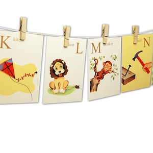 Puede incluir: Un conjunto de cinco tarjetas de alfabeto con ilustraciones coloridas y las letras K, L, M, N y O. Cada tarjeta tiene un animal u objeto diferente, como una cometa, un león, un mono, un clavo y una naranja.