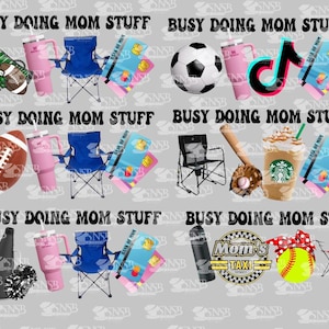 Puede incluir: Un diseño digital con el texto "Busy Doing Mom Stuff" repetido en cinco filas. Cada fila presenta un conjunto diferente de imágenes coloridas, que incluyen un balón de fútbol, una silla de camping, un vaso, una tarjeta de crédito, un balón de fútbol, un logotipo de TikTok, una taza de café, un bate de béisbol, un guante de béisbol, un megáfono, un pompón de animadora, un coche y una pelota de softball.