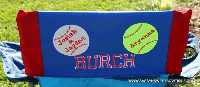 Puede incluir: Un respaldo de silla personalizado azul y rojo con el nombre "BURCH" y dos pelotas de b&eacute;isbol con los nombres "Josiah & Jayden" y "Aryanna" en ellos.