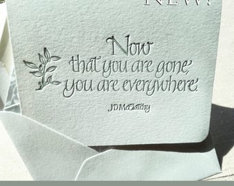 Tarjeta de condolencias impresa y caligráfica