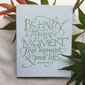 Be Happy Zitat in Letterpress Kalligraphie