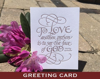 Tarjeta de felicitación con cita "Los Miserables" en caligrafía impresa