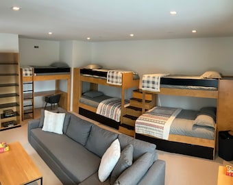 Habitación California con literas - Literas para adultos en tamaño XL con capacidad para 7 personas (el precio es SOLO por la cama alta con escritorio debajo).