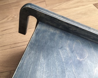 Gancho de cama sobre estantería-bandeja con acabado antiguo