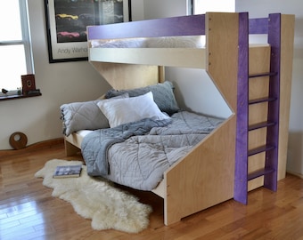 Cama individual sobre matrimonial hecha a medida, estilo "Z-Bed", con un exclusivo recorte en forma de Z y una colorida escalera.