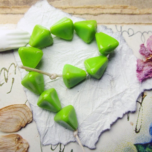 Vintage Plastic Beads | 10 Green Plastic Pyramid Beads | 1970s Plastic Harvest | Pyramidal Sci-fi Green Triangular 9mm Beads | Mod Jade