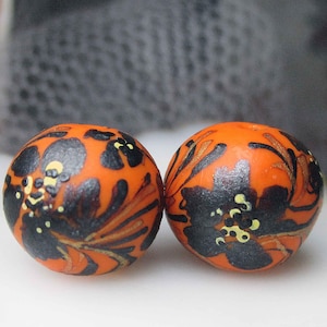 Polymer Clay Pair - 2 Rustic Painted Beads - Festive Orange & Black - Primitive Dark FOlk FLowers - 425