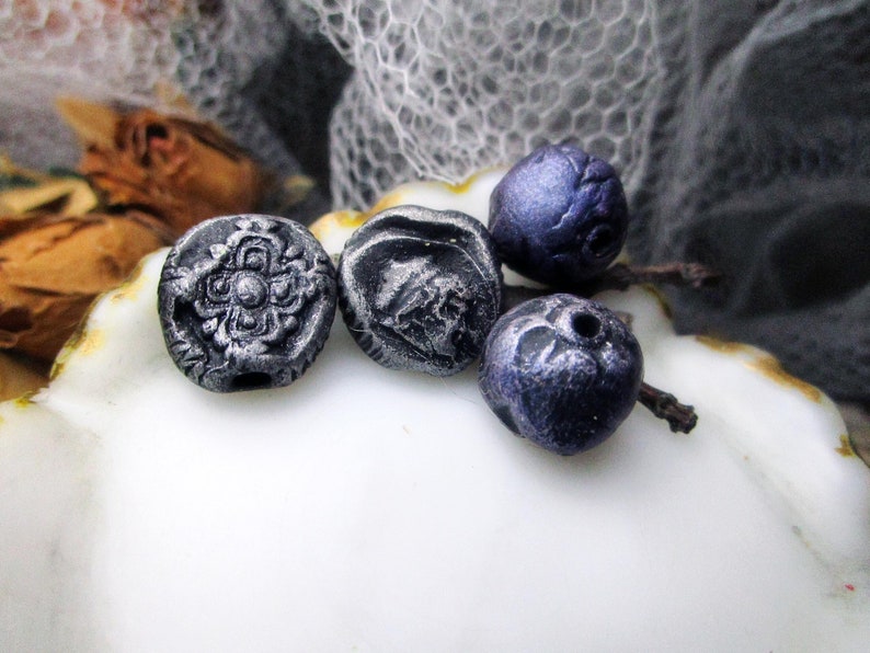 Handmade Polymer Clay Beads 4 Rustic Beads Primitive Textured ROunds COins Iridescent Violet & Metallic Silver on Black Cameo Bead Bild 1