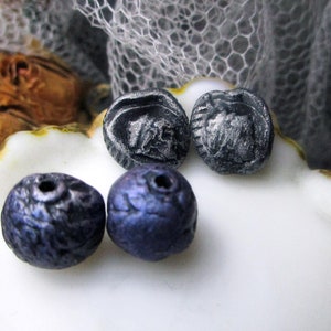 Handmade Polymer Clay Beads 4 Rustic Beads Primitive Textured ROunds COins Iridescent Violet & Metallic Silver on Black Cameo Bead Bild 4