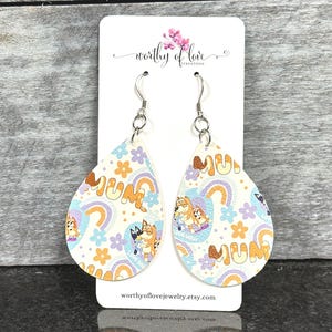 Pendientes inspirados en mamás azules, pendientes inspirados en Blue Heelers, pendientes de mamá con perro de dibujos animados azules, pendientes de cuero sintético de acero inoxidable.