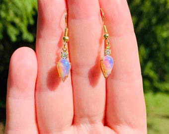 Brincos vintage em formato de pera com vidro opalino e cristais Swarovski