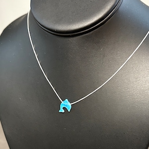 Collar de plata de ley con delfín y ópalo de fuego