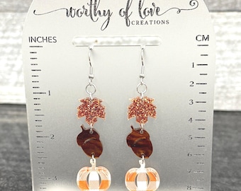 Herfstdruppeloorbellen glitterbladeren, gingangpompoenen en eikels