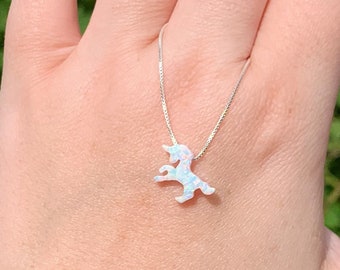 Collar de unicornio con ópalo de fuego y plata de ley.