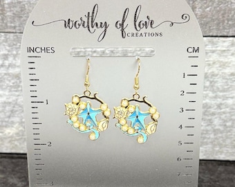 Orecchini con stelle marine e conchiglie blu: gioielli con perle finte dell'oceano