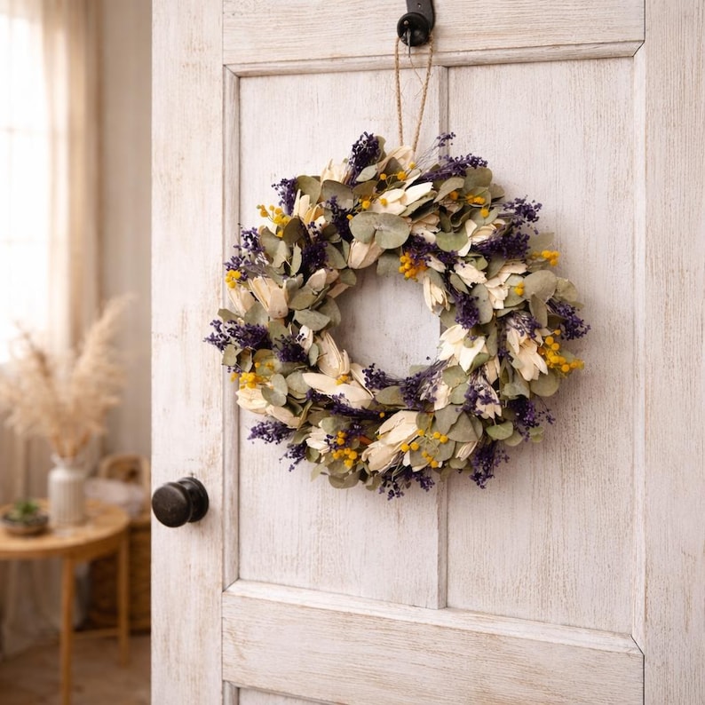 Puede incluir: Un letrero de madera r&uacute;stico con el texto "Welcome to our home" en un estilo manuscrito. El letrero presenta un acabado envejecido y un dise&ntilde;o simple y acogedor, ideal para la decoraci&oacute;n de la entrada.