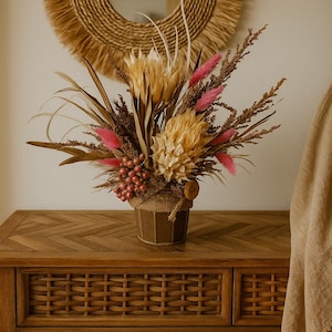 Arreglo floral de otoño: Alcachofa blanqueada y bayas de pimienta rosa