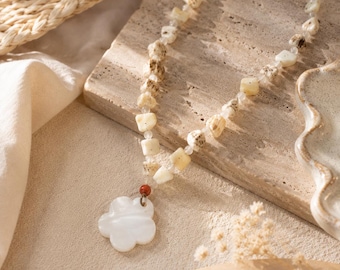 Handmade Seashell Flower Necklace, Natural Coastal Beach Jewelry, White Pendant (23cm)