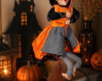 Lalka wisząca na miotle w stylu vintage, pomarańczowo-czarna, upiorna dekoracja na Halloween (40 cm)