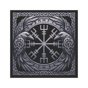 Puede incluir: Un estampado gráfico cuadrado que muestra dos cuervos detallados frente a frente, flanqueando un símbolo Vegvisir central encerrado en un marco circular con caracteres rúnicos. El diseño está bordeado por un intrincado patrón de nudos celtas.