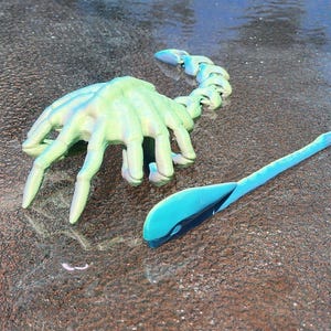 3D Printed Alien Facehugger Hair Pin Xenomorph Head Pin Sci-Fi Cosplay Prop image 2