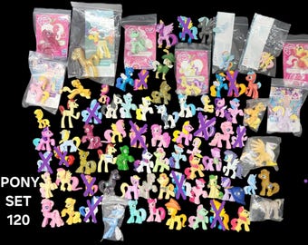 Pode incluir: Uma grande coleção de figuras de plástico My Little Pony em várias cores e poses, algumas embaladas em sacos plásticos transparentes com marca. O texto PONY SET 120 é visível no lado esquerdo. As figuras apresentam crinas, caudas e marcas variadas.
