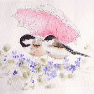 Può includere: Due piccoli uccelli sono appollaiati su un ramo di fiori viola, condividendo un ombrello di pizzo rosa. Gli uccelli sono dipinti in uno stile ad acquerello, con dettagli morbidi e delicati.