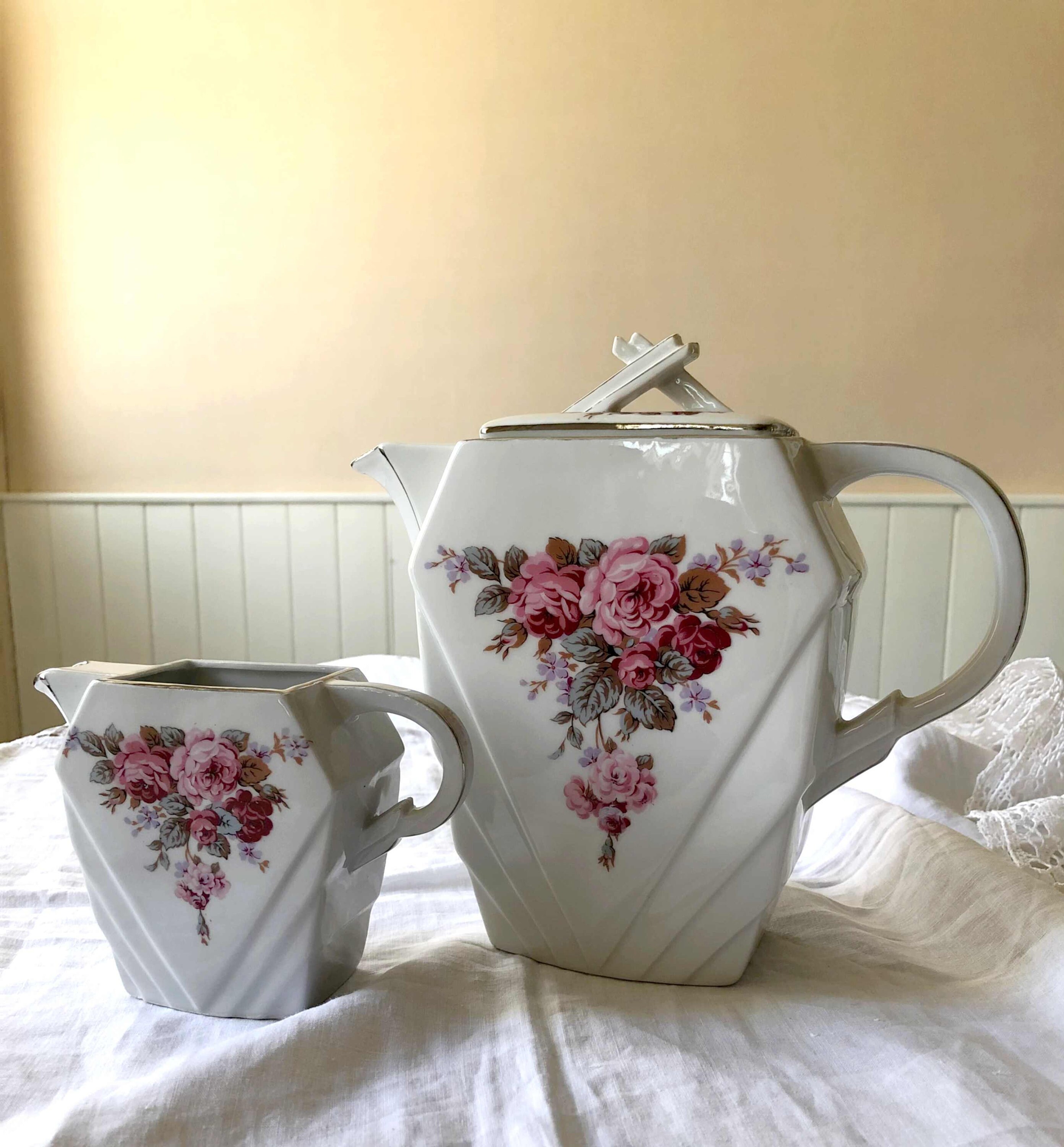 Théière ou Cafetière Art Déco et Crémier en Porcelaine de Limoges Fleurs Roses