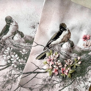 Peut inclure: Deux panneaux de tissu avec un motif d'oiseau et de nid. Les oiseaux sont dans un nid avec un motif de branche florale. Les oiseaux sont noirs, blancs et bruns. Les fleurs sont roses et vertes. Le fond est rose clair.