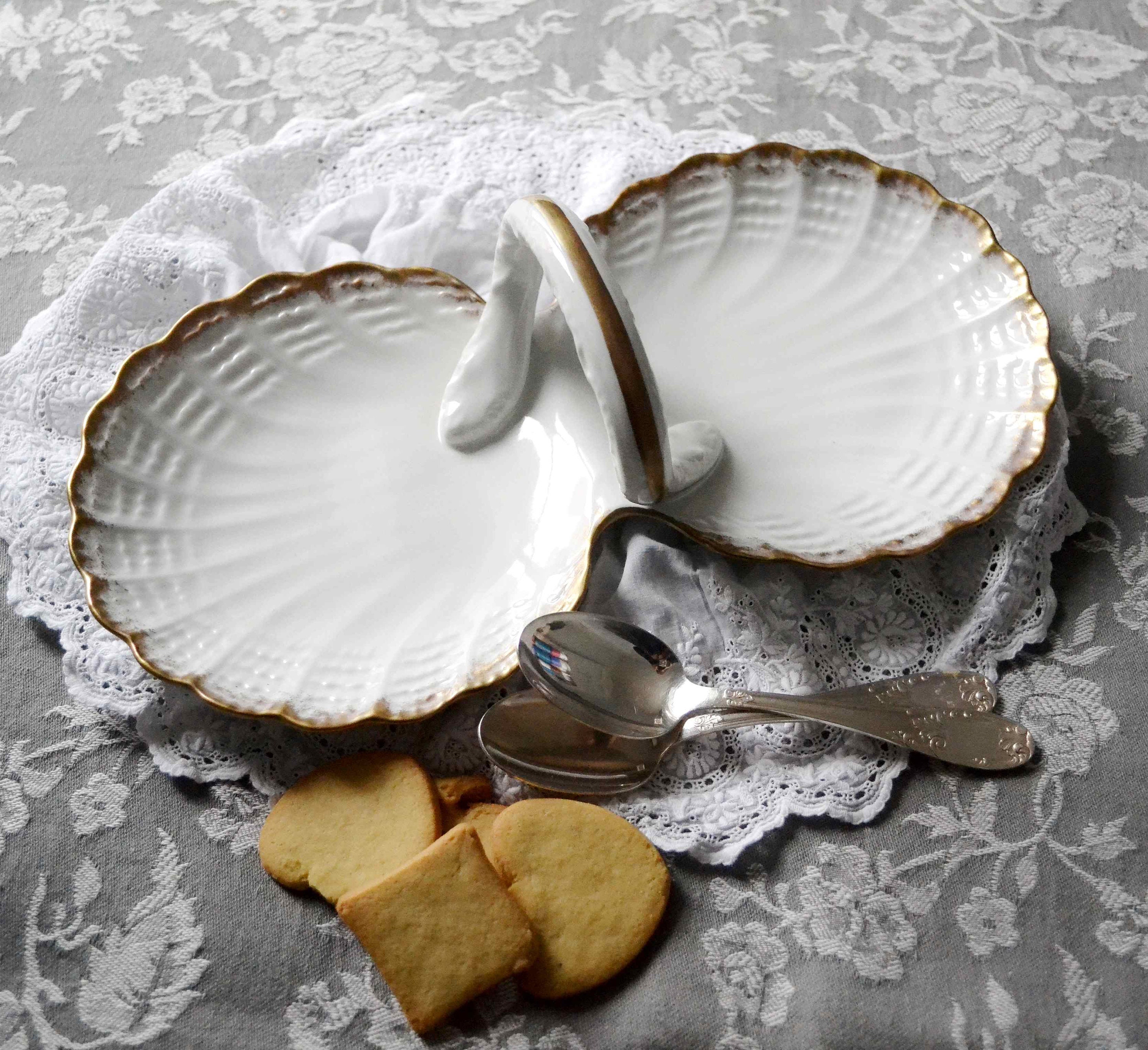 Plat Ancien en Porcelaine de Limoges Blanc et Or, Présentoir Petits Gâteaux