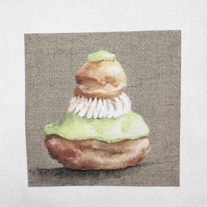 Könnte beinhalten: Aquarellmalerei eines mehrschichtigen Gebäckstücks mit grüner und brauner Glasur und weißer Sahne. Das Dessert befindet sich auf einem grauen Hintergrund. Das Gemälde befindet sich auf einer leinwandartigen Oberfläche.
