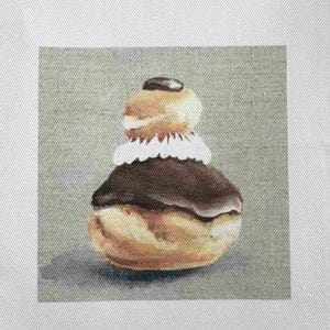 Könnte beinhalten: Aquarellmalerei eines Windbeutels. Das Gebäck hat eine goldbraune Basis, eine dunkle Schokoladenoberseite, eine weiße Cremeschicht und eine kleine Schokoladenauflage. Der Hintergrund ist hellgrau.