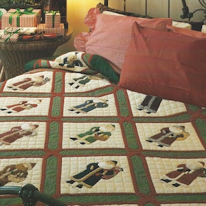 Può includere: Una copertina di libro intitolata MERRY CHRISTMAS QUILTS con il sottotitolo Quilts Made Easy e Designs Patterns Techniques. La copertina mostra un letto con una trapunta che presenta una griglia di figure di Babbo Natale e cuscini rossi.