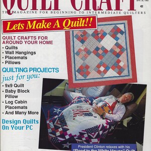 以下が含まれることがあります： キルティングの初心者から中級者向けの雑誌「キルティングクラフト」の表紙。表紙には、星柄の赤、白、青のキルトが描かれています。表紙のテキストには、「キルティングを始めよう！」と「家の周りのキルティングクラフト」と書かれています。表紙には、キルトに寄りかかってリラックスしているクリントン大統領の写真も掲載されています。