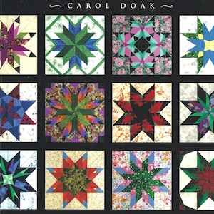 Könnte beinhalten: Buchcover mit dem Titel "50 Fabulous Paper-Pieced Stars" von Carol Doak. Das Cover zeigt ein Raster aus farbenfrohen Stern-Quiltblöcken in verschiedenen Mustern und Stoffen, vor einem schwarzen Hintergrund.