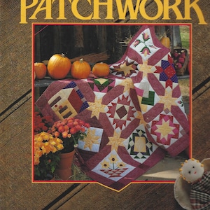 Könnte beinhalten: Ein Buchcover mit dem Titel "Best-Selling Bazaar Patchwork". Das Cover zeigt eine Patchworkdecke mit einer Vielzahl von bunten Patchworkmustern, darunter Sterne, Blumen und geometrische Formen. Die Decke ist auf einer Holzveranda mit Kürbissen und Herbstlaub ausgestellt.